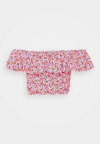 Rode bloemen off-shoulder crop top met ruches, met een witte achtergrond en kleine, kleurrijke bloemenpatronen doorheen.