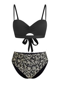 Schwarzes Bikini-Set mit texturiertem Oberteil, das eine Frontaussparung und eine Schleife aufweist, kombiniert mit hochgeschnittenen Hosen mit floralem Druck in Schwarz und Creme.