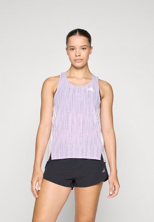 Lichtpaarse tanktop met een textuurpatroon, ronde halslijn en zijsplitten, gecombineerd met zwarte shorts. Bevat witte logo-accenten.