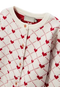 Cardigan tricoté rouge et blanc avec motif de cœur, doté d'un col rond, d'une fermeture à boutons et de boutons en bois. Conçu pour offrir chaleur et confort.