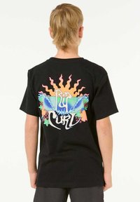 T-shirt en coton noir avec un graphique coloré au dos représentant un soleil, des vagues et des accents floraux. Manches courtes, coupe classique.