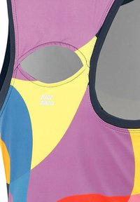 Maillot de bain multicolore présentant un design abstrait violet, bleu, jaune et rouge, fabriqué en tissu lisse avec un dos découpé et des coutures surpiquées.