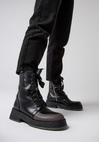 Cesare Gaspari Botines con plataforma - black