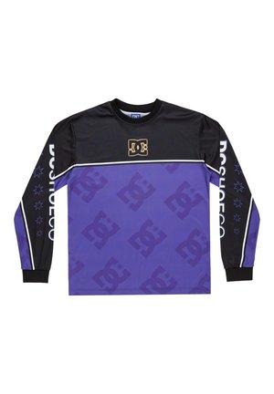 Pikendusega ümar kaelusega särk mustas ja lillakas värvuses. Omab logo, triibulisi rõhutuslisi ja brändi nime mustrit. Siidine kangas.