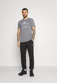 ASICS FUJI TRAIL TEA - T-shirt estampada - graphite grey