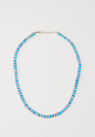Multikleurige ketting met cirkelvormige, platte kralen in roze, blauw en turquoise tinten, accentueert met een gouden sluiting en ketting.
