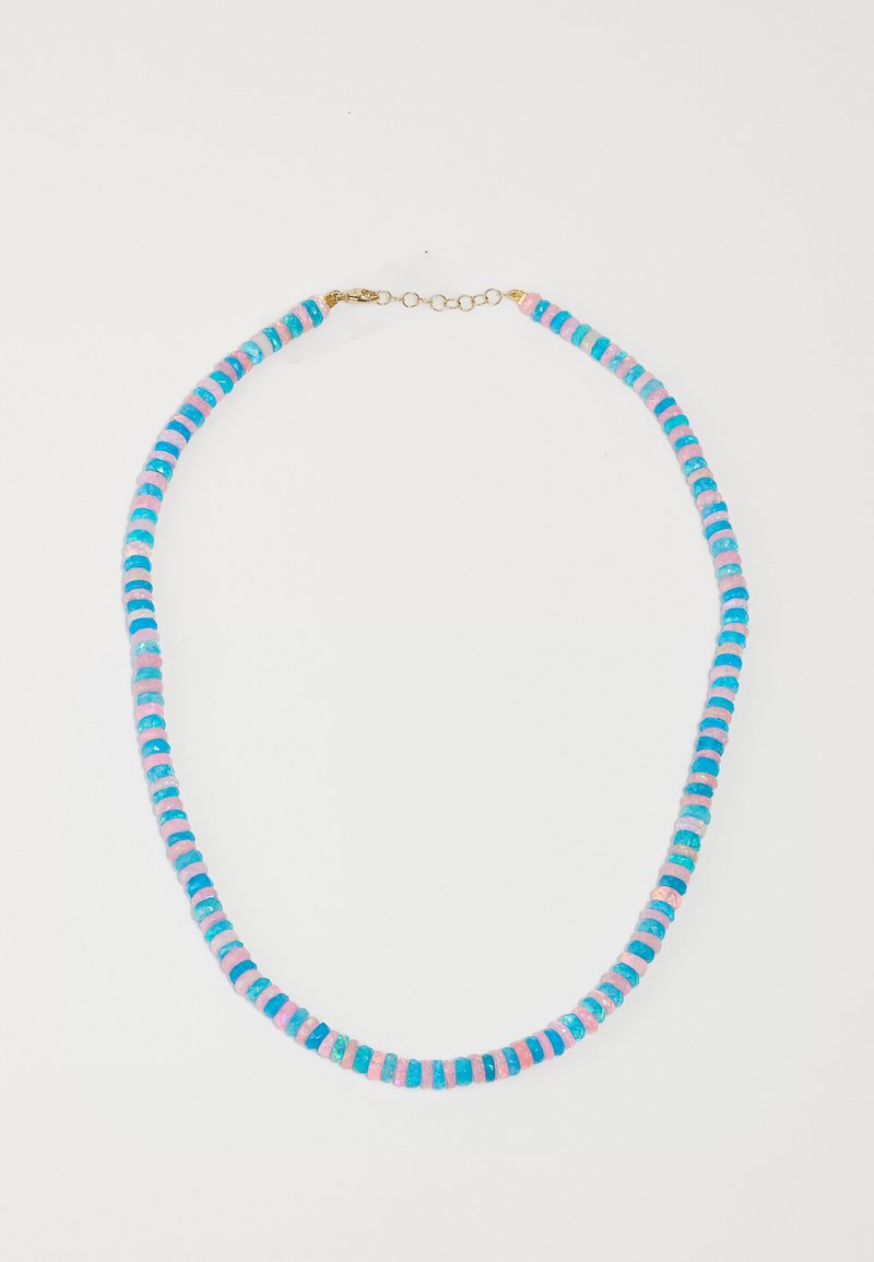 Colier multicolor cu mărgele rotunde, plate, în nuanțe de roz, albastru și turcoaz, accentuat cu un închizător și un lanț aurii.