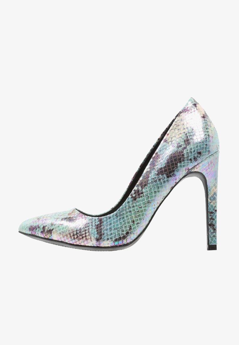 Escarpin à talon haut avec bout pointu et talon stiletto, arborant un motif irisé bleu et violet de peau de serpent.