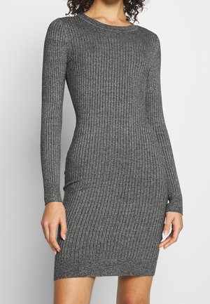 Robe tricotée en gris avec des manches longues, silhouette ajustée, encolure ronde et tissu texturé. Longueur au-dessus du genou avec un éclat subtil.