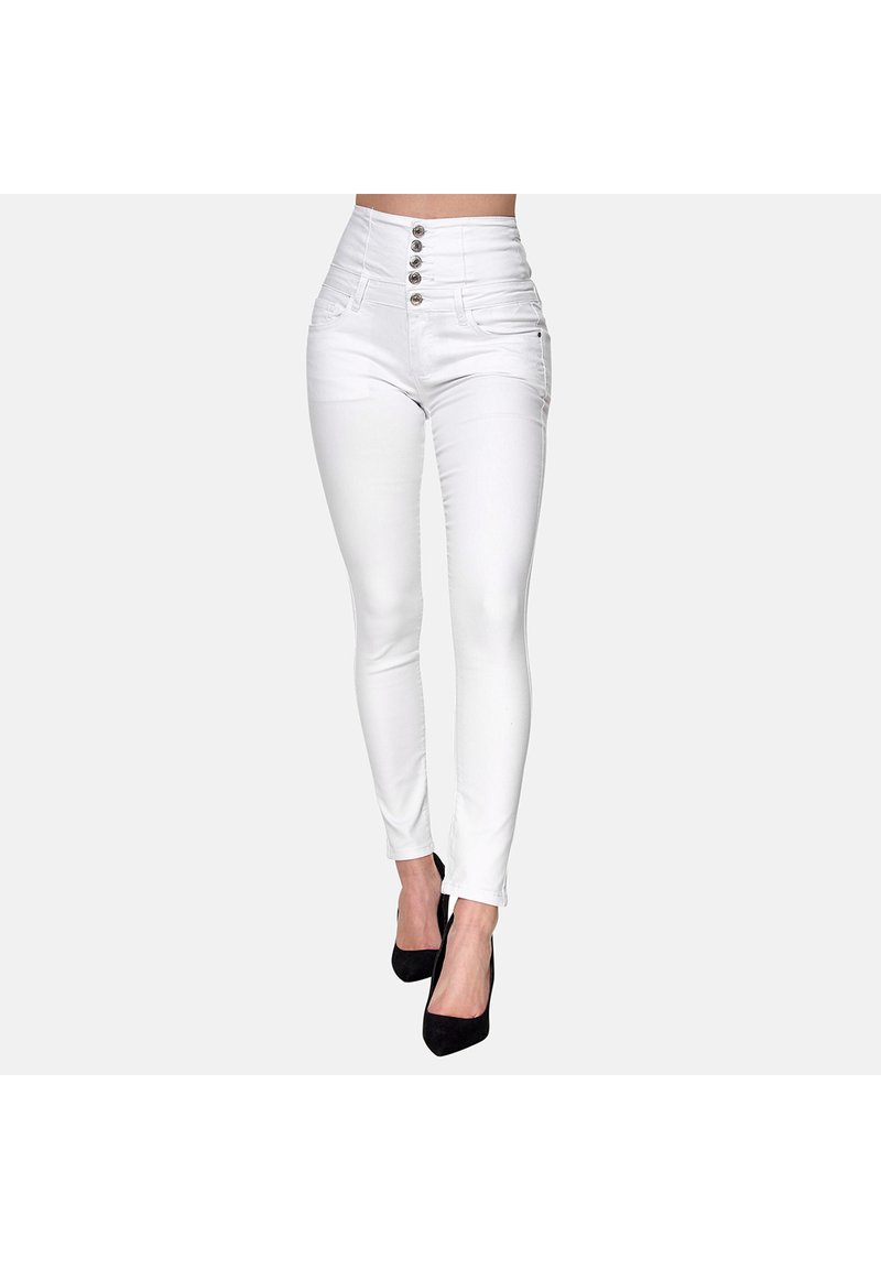 Jean blanc taille haute en denim avec fermeture à cinq boutons, coupe ajustée et poches avant. Associé à des chaussures à talons hauts noires.