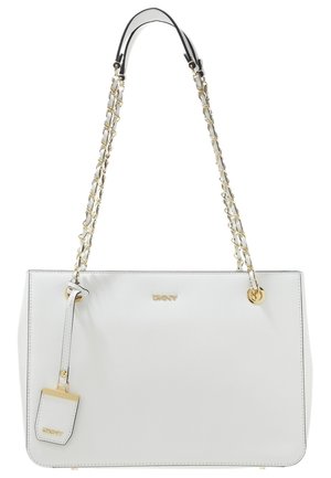 Sac à main en cuir blanc avec des anses en chaîne dorée, logo DKNY doré et une étiquette en cuir blanc assortie suspendue à l'avant.