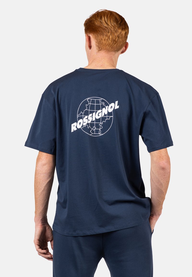 Námorně modré bavlněné tričko s bílou grafikou zeměkoule a nápisem "ROSSIGNOL" na zadní straně. Krátké rukávy a uvolněný střih.