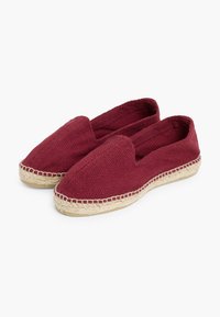 Bordeaux espadrilles met een gestructureerde geweven stof bovenkant en een jute touwzool. Instapontwerp met een ronde neus en zonder zichtbare hardware.