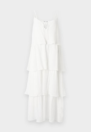 Hvit, lagdelt kjole laget av strukturert stoff, med tynne spaghetti-stropper og en knyttedetalj ved halsen.