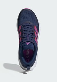 Granatowe buty sportowe z siateczkową cholewką, różowymi akcentami, logo w postaci trzech pasków, wyściełanym językiem i białą gumową podeszwą.