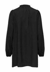 Blouse noire avec un col haut froncé et des manches longues bouffantes. Le tissu semble lisse et léger, avec une coupe décontractée et sans imprimé visible.