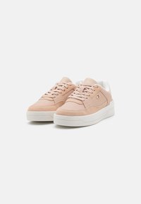 Tommy Hilfiger ESSENT BASKET METALLIC - Trainers - misty blush