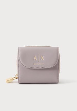 Kompakt lavendel læderpung med gylden lynlås og Armani Exchange-logo præget på frontklappen.