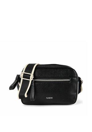 Czarna, teksturowana torebka na ramię z srebrnym zamkiem błyskawicznym i regulowanym paskiem w czarno-białe paski, logo Gabor z przodu.