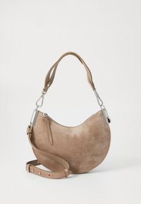 Harmaanruskea mokkainen puolikuun muotoinen käsilaukku, jossa irrotettava olkahihna ja hopeiset yksityiskohdat, minimalistinen muotoilu yksivärisellä taustalla.