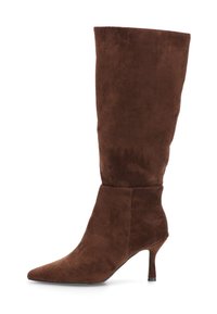 Bota marrón de ante hasta la rodilla con caña ajustada, punta afilada y un tacón delgado y elegante. Textura suave y diseño minimalista.