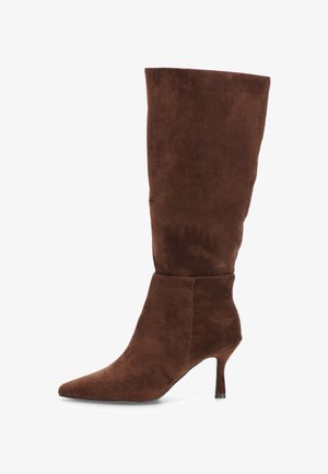 Bota marrón de ante hasta la rodilla con caña ajustada, punta afilada y un tacón delgado y elegante. Textura suave y diseño minimalista.