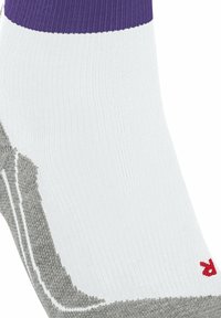 Weißer Sportsocken mit lila Bund, grauer Ferse und Zehenbereich, mit gerippter Textur und rotem Branding an der Seite.