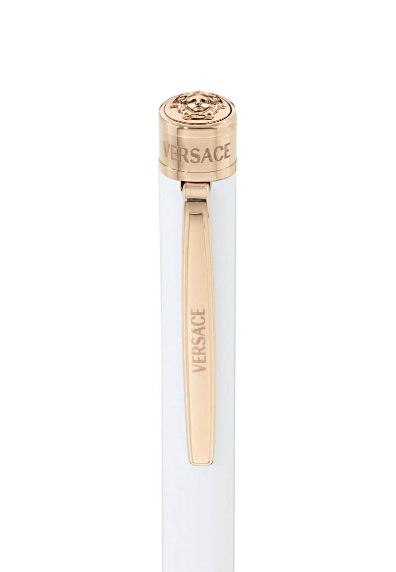 Penna a sfera Versace con corpo bianco, clip dorata e un'emblema dorato a forma di corona sulla parte superiore. Testo "VERSACE" inciso sulla clip.