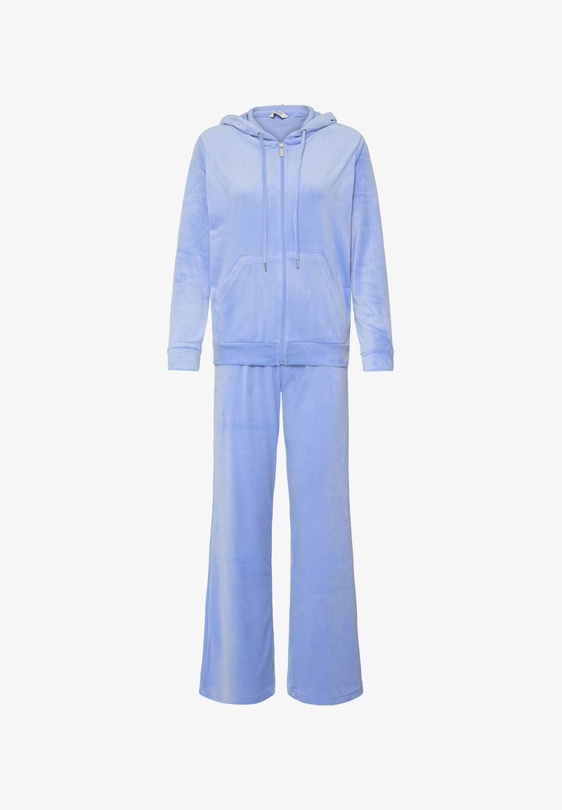 Survêtement en velours bleu clair comprenant un sweat à capuche zippé avec cordon de serrage et un pantalon ample assorti avec une ceinture élastique.