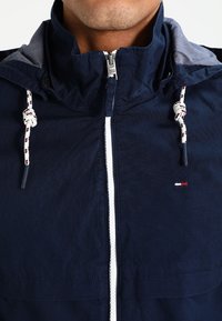 Tommy Jeans Tunn jacka - dark blue