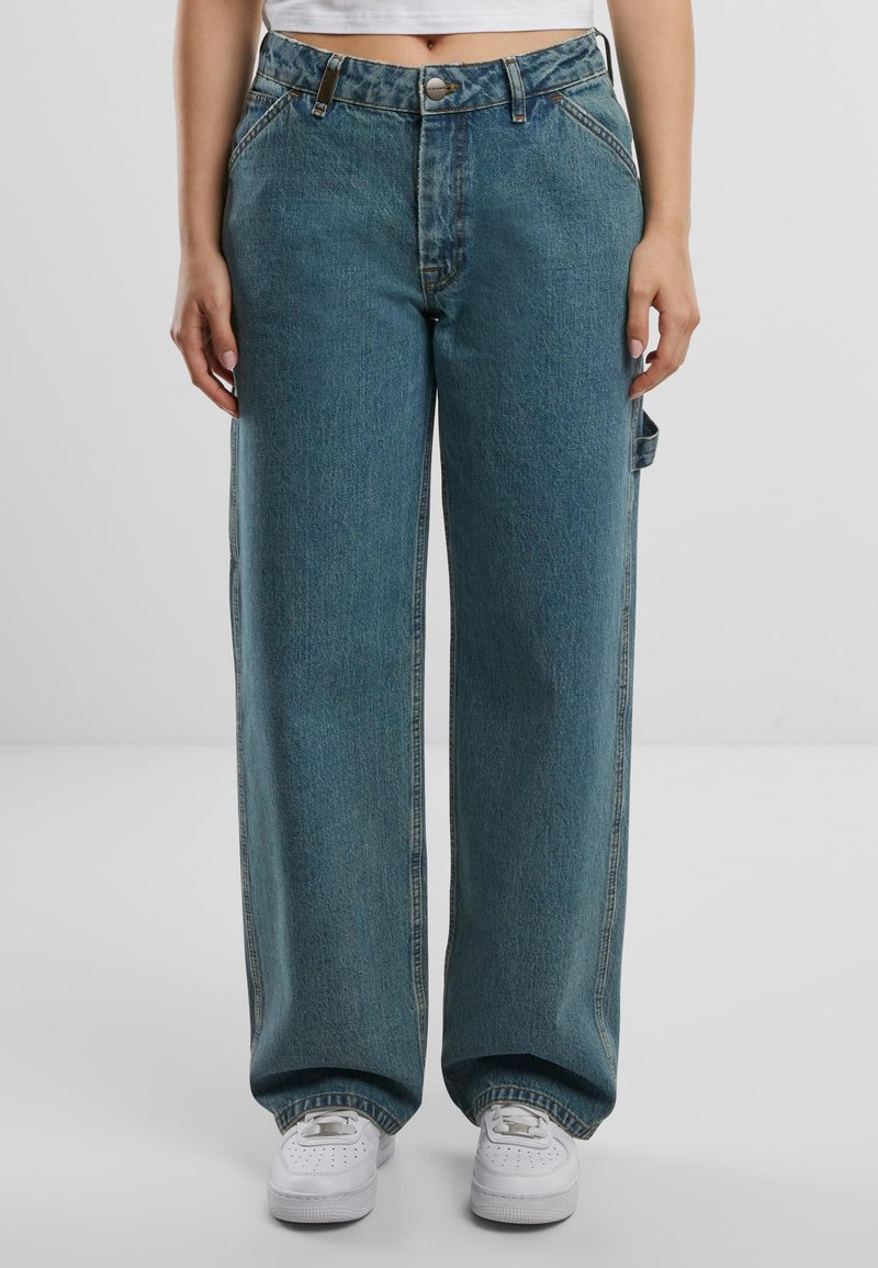 Blugi de culoare albastru deschis, cu picioare largi și talie înaltă, confecționați din denim. Prezintă închidere frontală cu nasturi, buzunare laterale și decolorare subtilă.