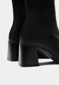 PULL&BEAR Botines de tacón - black