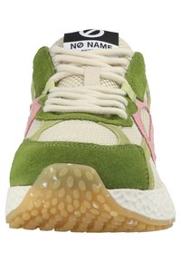 Grüne und cremefarbene Sneaker mit pinken Akzenten; bestehen aus Wildleder und Mesh-Materialien, runder Zehenpartie, dickem weißen Zwischensohlen und strukturiertem Gummiaußensohle.