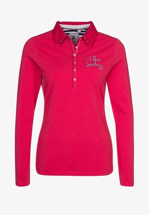 Camisa polo de manga larga rosa con un bordado azul claro "Me encanta la vela" en el pecho, con cuello con solapa y tapeta de botones.