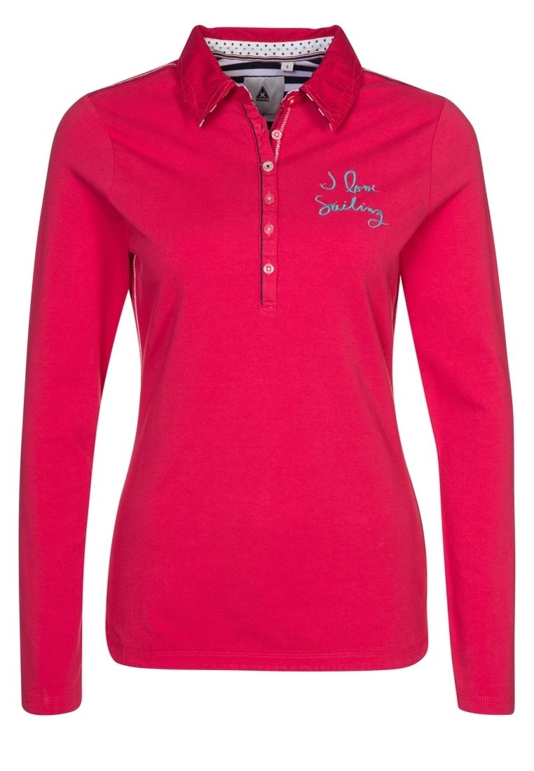 Różowa koszulka polo z długim rękawem, z jasnoniebieskim haftem "Kocham żeglarstwo" na piersi, z kołnierzykiem i plisą zapinaną na guziki.