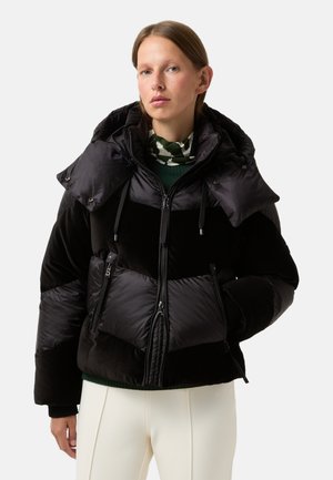 Zwarte pufferjack met een hoge kraag en dubbele stofstructuren. Voorzien van ritszakken en een cropped pasvorm. Lichtgewicht en geïsoleerd ontwerp.