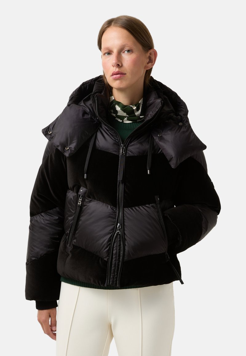 Sort pufferjakke med høj krave og to forskellige stofteksturer. Har lynlåslommer og en cropped pasform. Letvægts- og isoleret design.