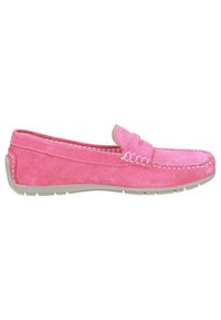 Mocassin en daim rose avec coutures blanches et semelle beige clair, présenté en profil latéral sur fond blanc.