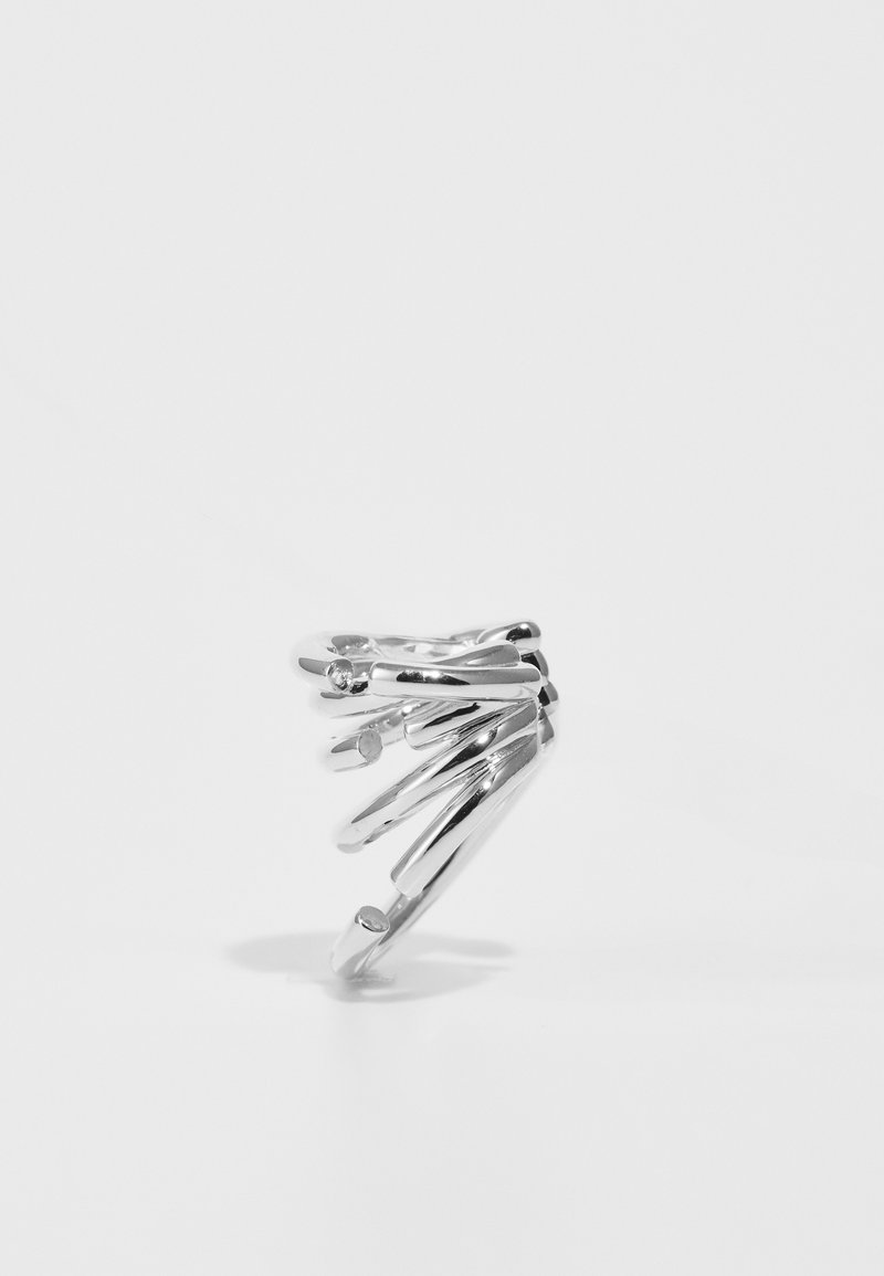 Strieborný sponka na vlasy s zakriveným, špirálovým dizajnom. Obsahuje predĺžené, hladké zúbky a malé kruhové akcenty pre lepší úchop. Lesklý povrch.