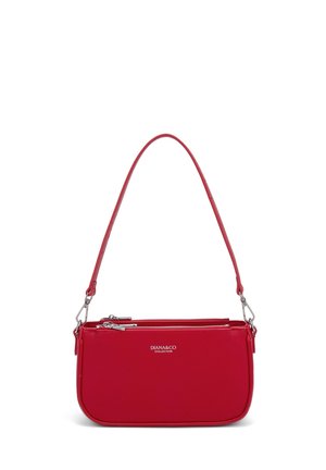 Sac d'épaule rectangulaire rouge avec fermetures éclair argentées et logo "DIANA&CO COLLECTION" sur le devant, bandoulière amovible avec attaches métalliques.