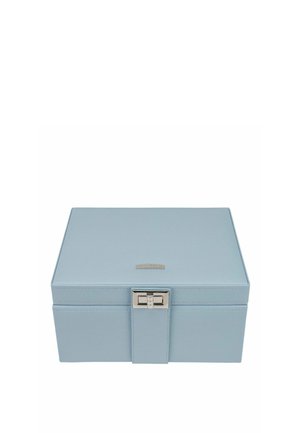 Boîte à bijoux rectangulaire bleu clair avec un fermoir argenté à l’avant, fermée, avec une surface texturée lisse.