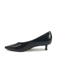 Pantofii cu toc jos din piele lăcuită neagră, cu vârf ascuțit, textură netedă și design minimalist. Toc de 4 cm, strălucire subtilă.