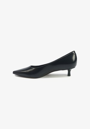 Richelieu à talon bas en cuir verni noir avec un bout pointu, une texture lisse et un design minimaliste. Talon de 4 cm, éclat subtil.