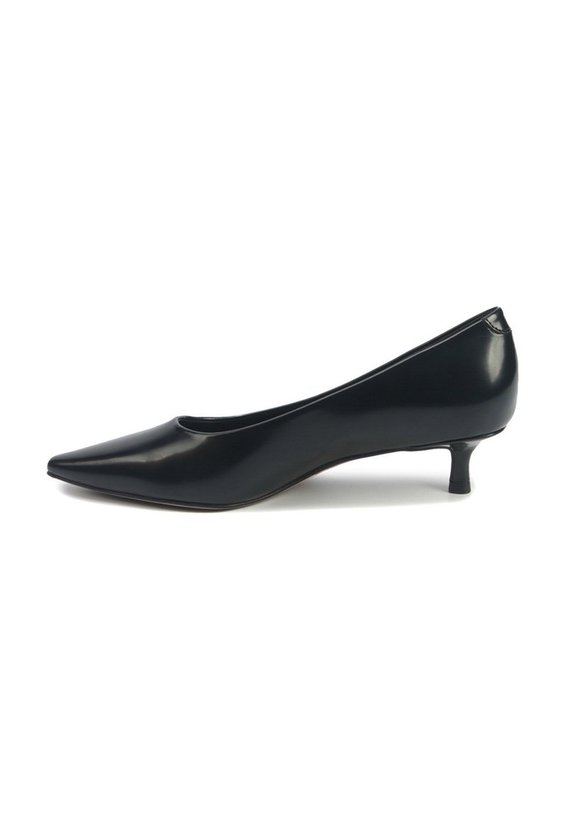 Pantofii cu toc jos din piele lăcuită neagră, cu vârf ascuțit, textură netedă și design minimalist. Toc de 4 cm, strălucire subtilă.