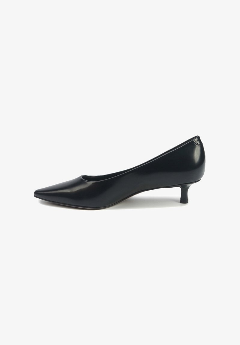 Pantofii cu toc jos din piele lăcuită neagră, cu vârf ascuțit, textură netedă și design minimalist. Toc de 4 cm, strălucire subtilă.
