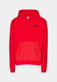 Felpa rossa con cappuccio e logo Nike nero, caratterizzata da una tasca frontale di un rosso più chiaro con chiusura a zip e cappuccio regolabile con lacci.