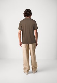 Jack & Jones JJECALEB VARSITY TEE O NECK 2 PACK - Majica kratkih rukava s printom - vineyard wine/brown