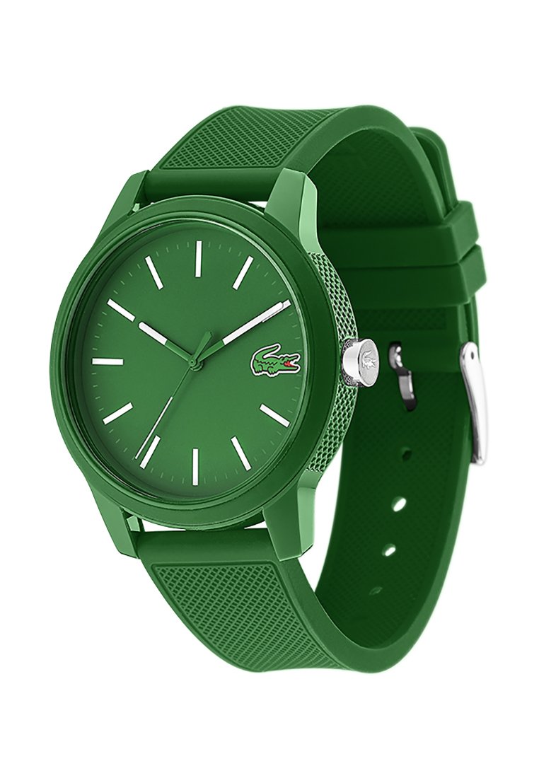 Reloj de pulsera verde con correa de silicona texturizada, agujas plateadas, marcadores de horas blancos y un logo de cocodrilo a las 3 en punto.