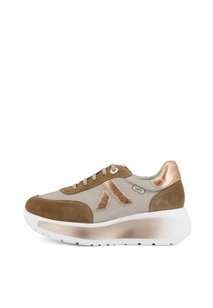 Sneaker beige e marrone con accenti in rame metallico, dettagli in suede, chiusura anteriore con lacci e suola platform bianca e spessa.