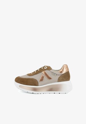 Sneaker beige e marrone con accenti in rame metallico, dettagli in suede, chiusura anteriore con lacci e suola platform bianca e spessa.
